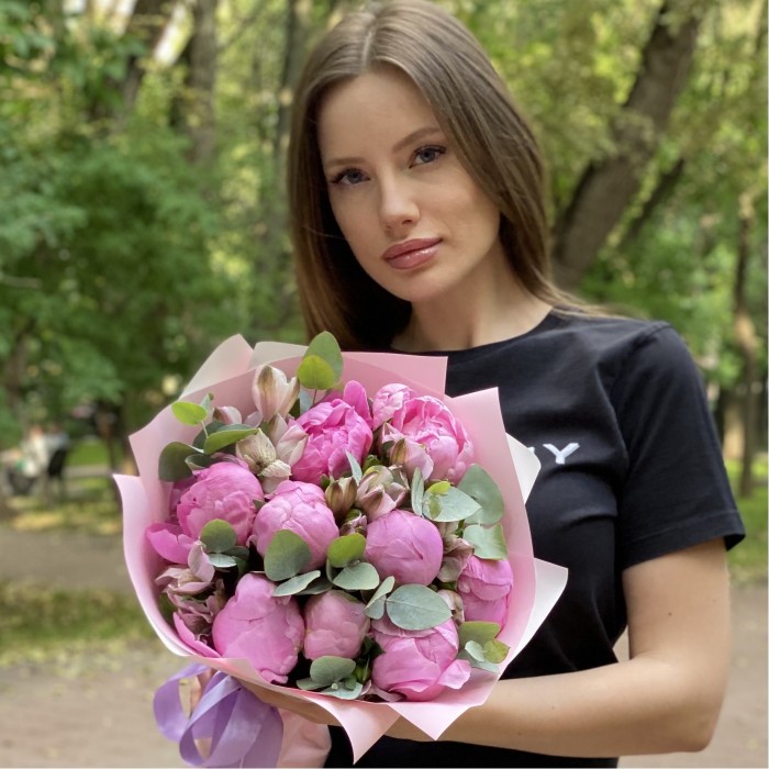 Букет из 9 пионов Флеминг с альстромерией